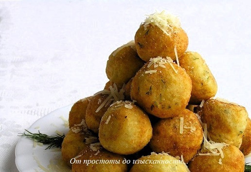 1. Этап. Творожные шарики с пармезаном и зеленью: Сложите шарики горкой в виде елочки, посыпьте 