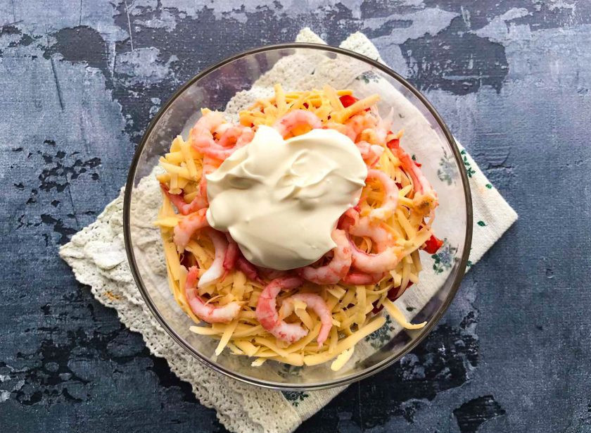 1. Этап. Салат Красное море с креветками и крабовыми палочками: Заправьте салат майонезом, посолите и хорошо перемешайте.