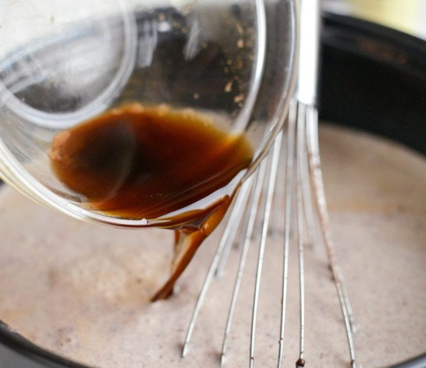 1. Этап. Горячий шоколад эспрессо: Затем влейте эспрессо-смесь и ванилин. Тщательно перемешайте.