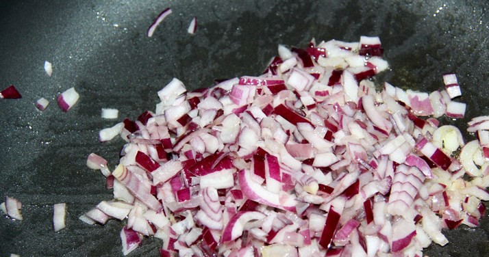 1. Этап. Штрудель с курицей и грибами: Лук порезали и обжарили.