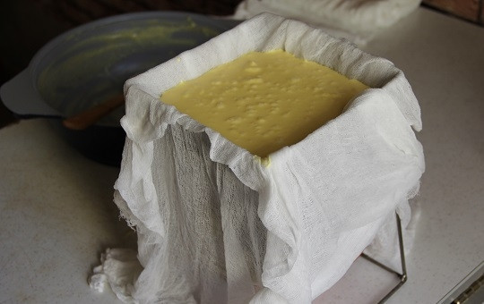 1. Этап. Пасха из козьего творога: 6. Я брала для этой пасхи специальную форму. Переворачиваем ее и застилаем марлей, выкладываем творожную массу. Хорошо прижимаем (лучше поставить гнет), подкладываем под форму тарелку, куда будет уходить жидкость, и отправляем в холодильник.