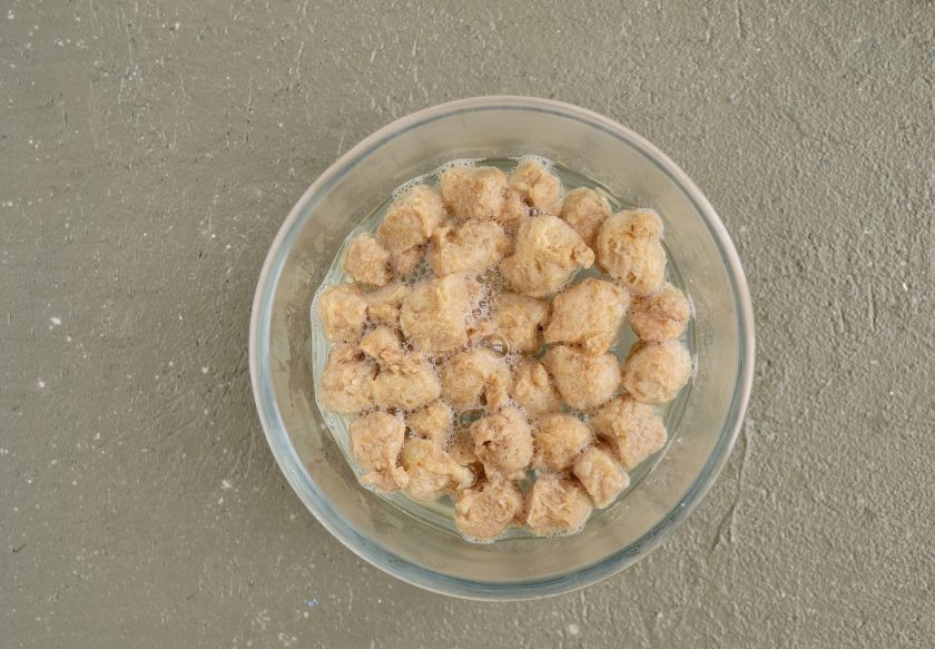 1. Этап. Соевая запеканка: Соевые кусочки залейте кипятком и оставьте на 10 минут.