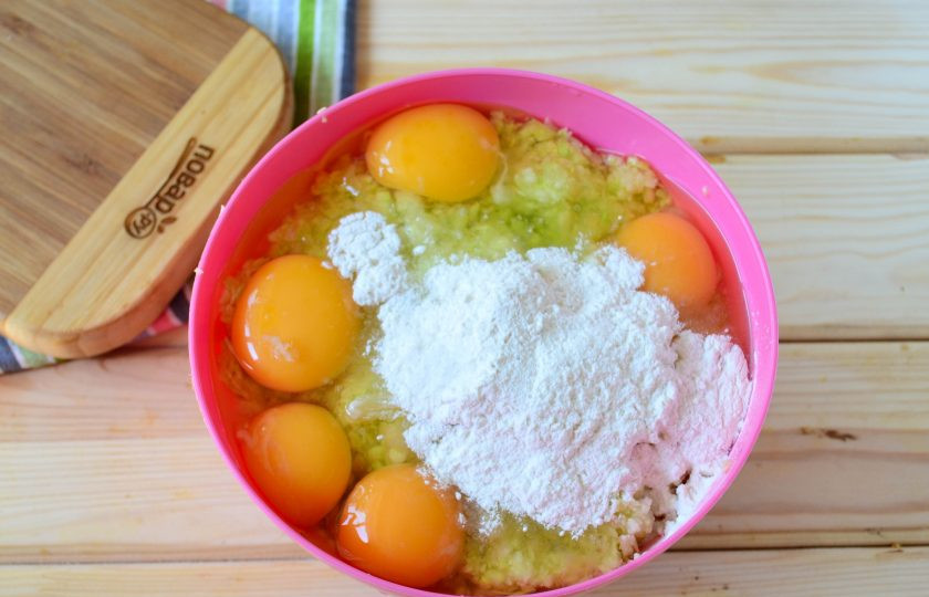 1. Этап. Кабачковый торт (мастер-класс): Добавьте к измельченным кабачкам яйца, муку, соль по вкусу. Можно также добавить любимые специи, перец, но я добавляю лишь пропущенный через пресс чеснок. Вкус получается очень лаконичным, но в то же время ярко выраженным.