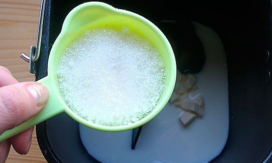 1. Этап. Бездрожжевой хлеб в хлебопечке (простой рецепт): Добавляем к остальным ингредиентам соль и сахар.