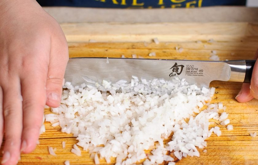 1. Этап. Настоящие манты: Лук почистите и нашинкуйте мелким кубиком.