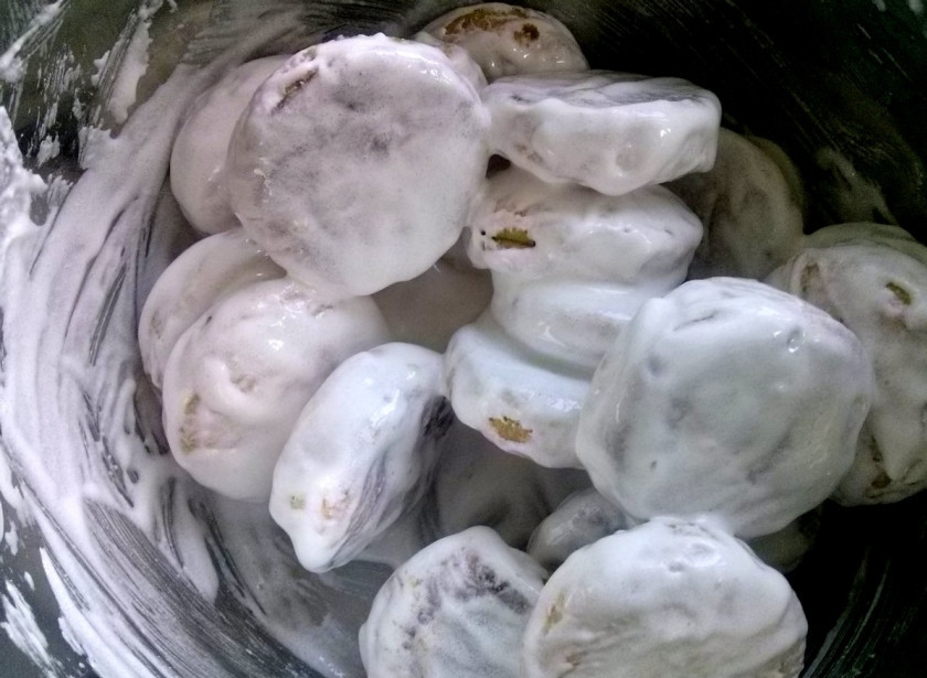 1. Этап. Пряники классические: Готовые пряники сложите в емкость с крышкой (например, в кастрюлю), вылейте туда глазурь и перемешайте с помощью лопатки. Дождитесь, пока глазурь высохнет, а потом можете подавать к чаю. А лучше сложить их в емкость с плотно закрытой крышкой и оставить на следующий день. Так пряники успеют пропитаться, насытиться ароматами специй.