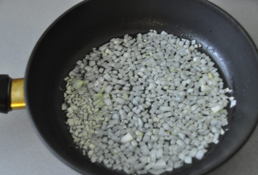 1. Этап. Греческая закуска Мелидзана: Обжарьте лук и чеснок на небольшом количестве растительного масла до готовности.