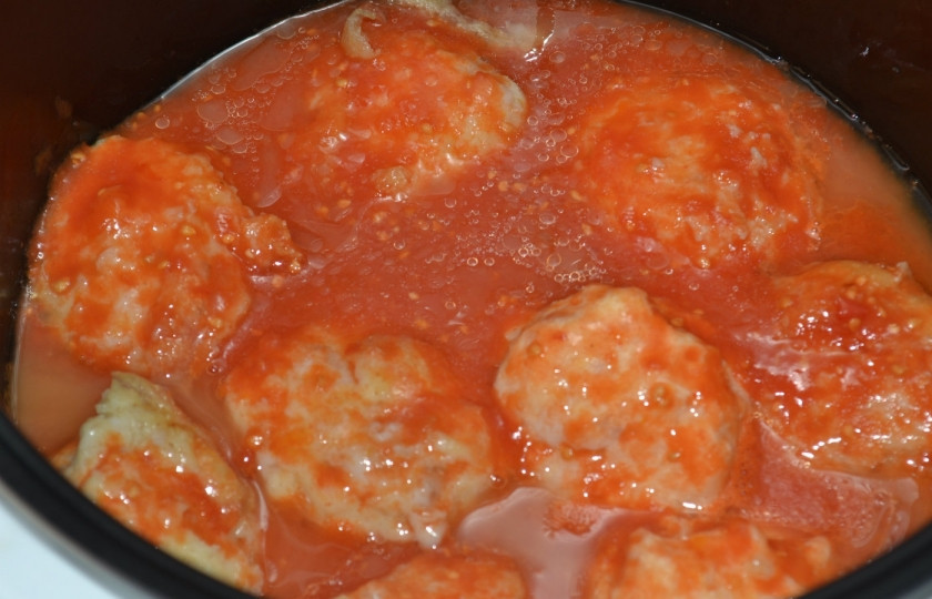 1. Этап. Рыбные тефтели в мультиварке: Залейте томатным соком. Поставьте мультиварку на режим 