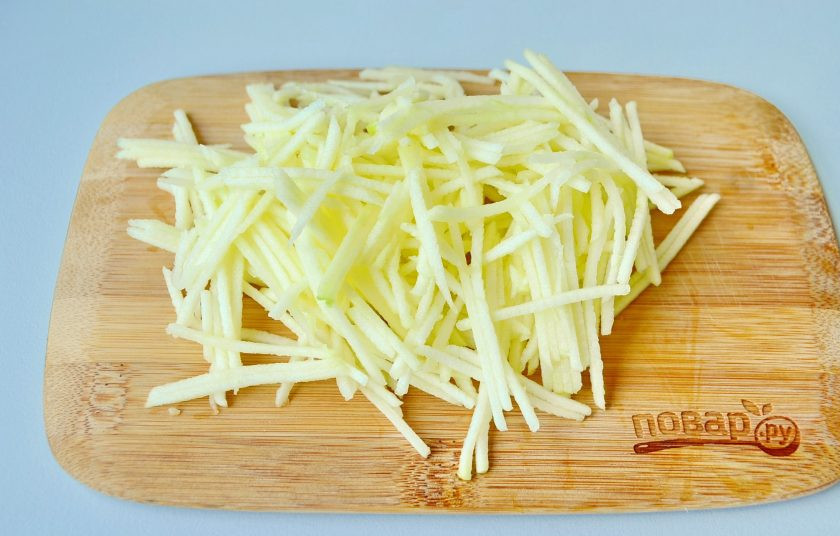 1. Этап. Салат Уолдорф: 4. С яблок снимите кожуру, удалите сердцевины, нарежьте соломкой или натрите на квадратной крупной терке.