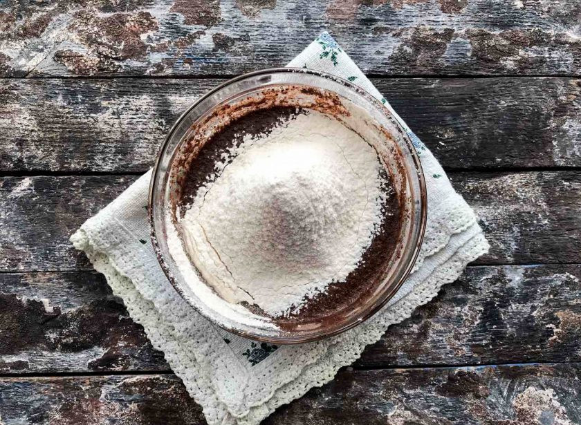 1. Этап. Кекс за 2 минуты в микроволновке: Далее добавьте просеянную муку, какао и замесите тесто.