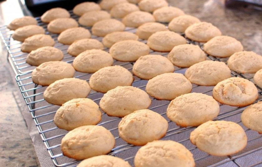 1. Этап. Лимонное печенье с сыром Рикотта: 7. Выпекайте печенье в разогретой до 190 градусов духовке около 15 минут, затем переложите его на решетку и оставьте для остывания.