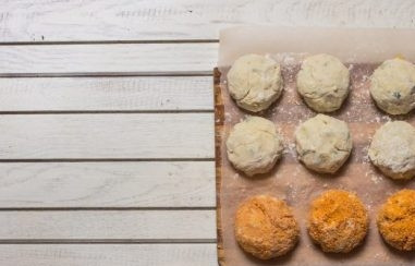 1. Этап. Картофельные фрикадельки: Смачиваем руки водой, формируем небольшие фрикадельки из теста. Слегка посыпаем их мукой, макаем во взбитые яйца и обваливаем в сухарях.