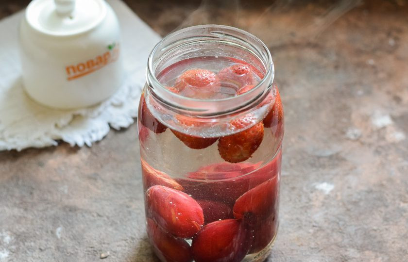 1. Этап. Компот из клубники и сливы на зиму: Доведите до кипения чистую воду, залейте крутой кипяток в банку. На горлышко банки набросьте крышку и оставьте на 10 минут. Спустя время воду слейте в кастрюлю, доведите до кипения и верните в банку, снова оставьте на 10 минут в покое.