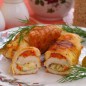 Куриные рулетики с плавленным сыром Лук нарежьте кубиками, морковь натрите на терке и обжарьте на растительном масле до мягкости. Мясо нарежьте как для отбивных, отбейте молотком, посолите и поперчите. Выложите на верх приготовленные овощи и нарезанный пластинками плавленный сырок. Сверните рулетиками и перевяжите нитками, обжарьте на растительном масле со всех сторон до румяности. Готовые рулетики выложите на бумажные салфетки что бы удалить лишний жир, дайте немного остыть, снимите нитки и подавайте. Приятного аппетита!!! Куриные рулетики с плавленным сыром нежные, вкусные и сытные, готовить довольно просто и быстро, такие рулетики отлично подойдут на любой праздничный стол. Что бы придать блюду пикантности можете добавить к овощам сладкий перец, так же добавляйте ваши любимые специи. Сырок так же выбирайте по своему вкусу, можете брать без дополнений или же с любым вкусом.