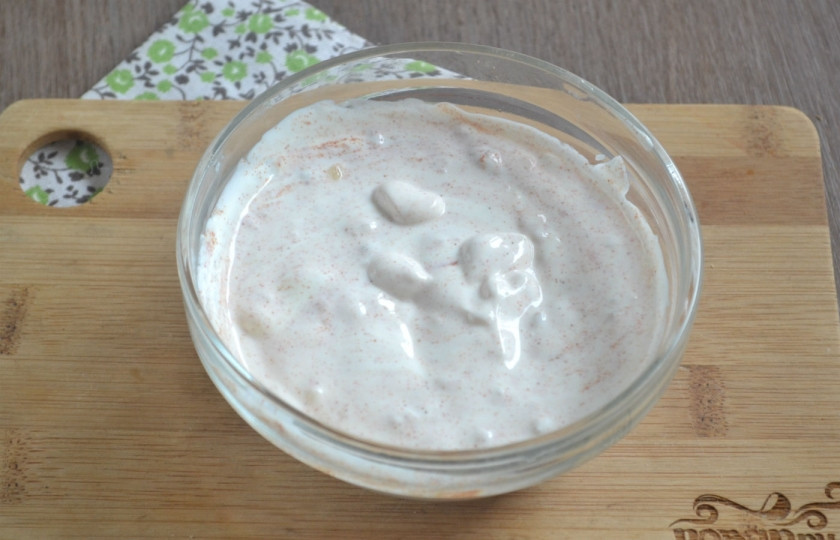 1. Этап. Куриные бедра под соусом: Хорошенько все размешайте до однородности.