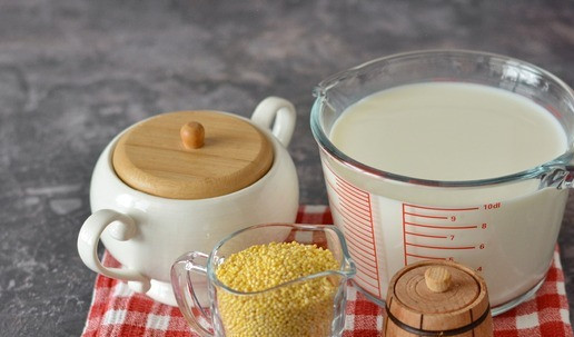 1. Этап. Каша пшённая молочная классическая: Подготовьте все необходимые продукты для варки классической пшённой каши на молоке. Я указываю те пропорции молока и пшена, которые, на мой вкус, дают идеальную консистенцию пшённой каше. 150 грамм пшена - это примерно 6 полных столовых ложек с горкой.