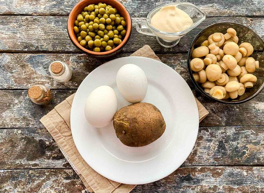 1. Этап. Салат из шампиньонов маринованных: Подготовьте все необходимые ингредиенты. Картофель и яйца предварительно сварите и дайте им полностью остыть.