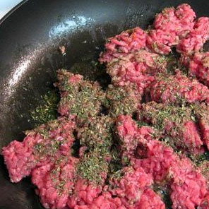 1. Этап. Сырный Тортеллини с мясным соусом: Посыпаем щепоткой тмина и добавляем де Прованс.