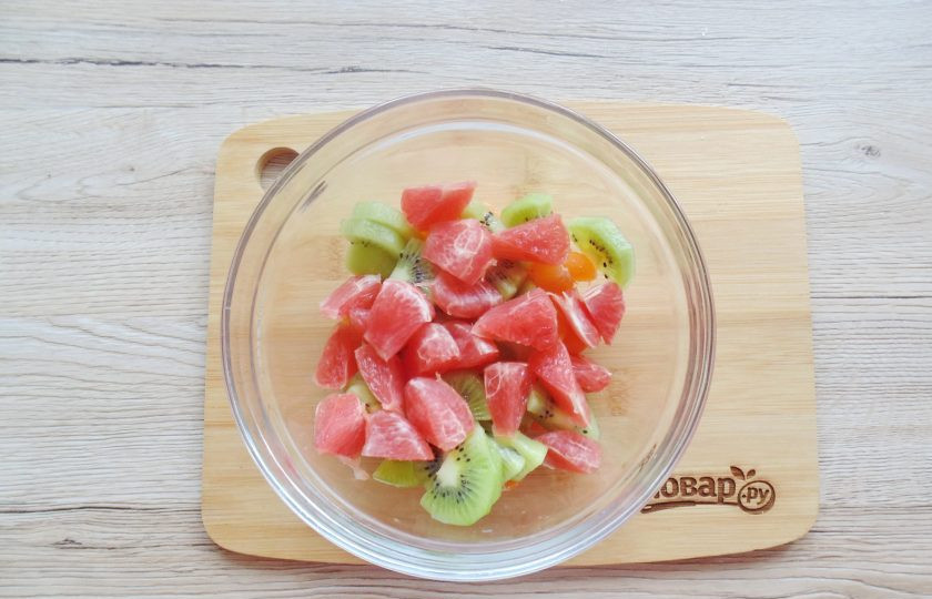 1. Этап. Фруктовый салат из мандаринов и яблок: Так же поступите и с грейпфрутом. Особенно тщательно очистите от пленок.