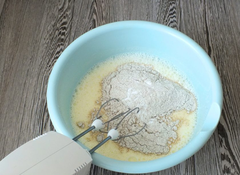 1. Этап. Ржаные блины на кефире: Добавьте муку и соду.