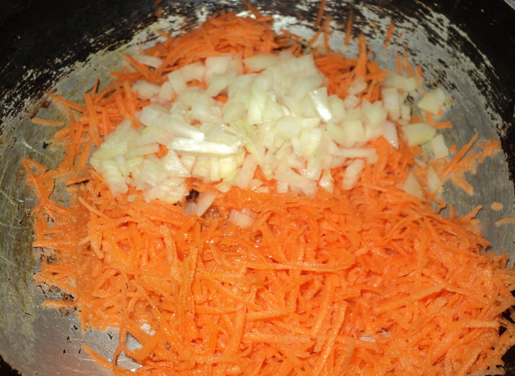 1. Этап. Фарш в сметанном соусе: Морковь и лук очистите от кожуры. Лук мелко нарежьте, морковь натрите на мелкой терке. Затем обжарьте до золотистой корочки, тщательно перемешивая овощи.