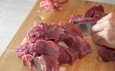 1. Этап. Пельмени из говядины: Мясо порежьте на куски и прокрутите через мясорубку.