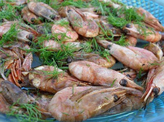 1. Этап. Креветки на мангале: Готовьте креветки на мангале в течение 5-7 минут, переворачивая. Подавайте их с укропом. Приятного аппетита!