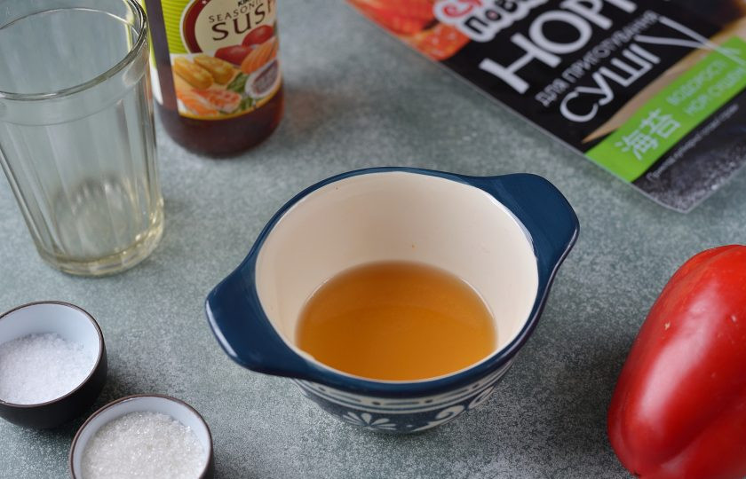 1. Этап. Роллы с болгарским перцем: Влейте в пиалку рисовый уксус, всыпьте соль и сахар, подогрейте слегка в микроволновке, размешайте.