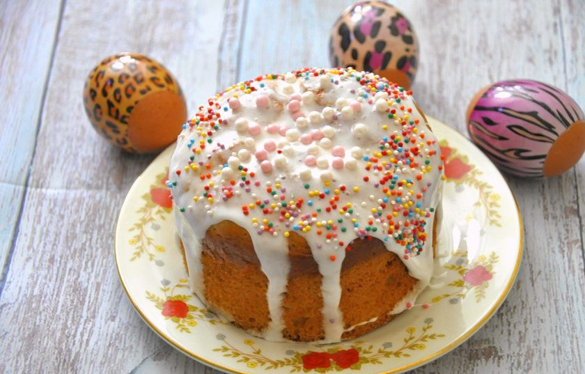 1. Этап. Пропитка для кулича: Полностью остывший кулич полейте глазурью и украсьте сахарной посыпкой. Светлой Пасхи!