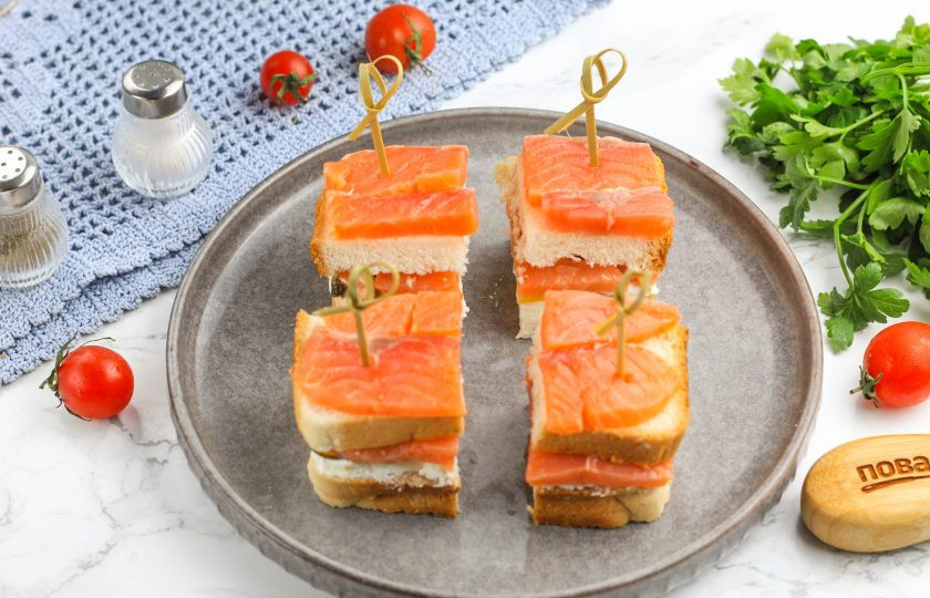 1. Этап. Канапе с семгой и икрой: Затем острым ножом разрежьте конструкцию по середине и снова посередине, получая ровные квадратики-канапешки.