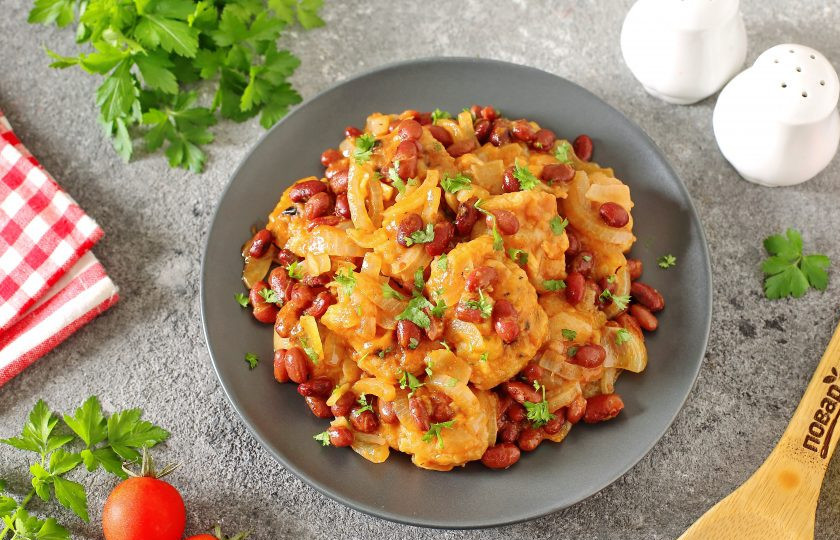 1. Этап. Минтай с фасолью в томатном соусе: Минтай с фасолью в томатном соусе готов. Приятного аппетита!