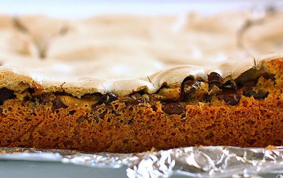 1. Этап. Пирожные с шоколадом и безе: 7. Выпекать до золотистого цвета, около 35-40 минут. Дать полностью остыть (2-3 часа) перед тем, как извлечь из формы и нарезать на квадратики.