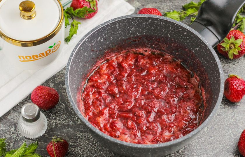 1. Этап. Соус из клубники к мясу: Поместите емкость на плиту и проварите на среднем нагреве примерно 10 минут, чтобы специи растворились и клубника стала мягкой.