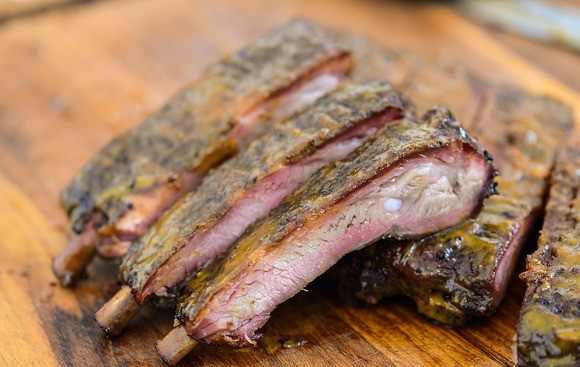 1. Этап. Свиные ребрышки с горчицей: 7. Оставьте ребрышки на несколько минут, после чего подавайте их к столу.