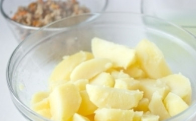 1. Этап. Картофельные зразы с фаршем: Очищенный и порезанный дольками картофель положите в кастрюлю, залейте холодной водой и посолите. Слейте воду, когда картофель будет полностью готов, и дайте картофелю остыть.