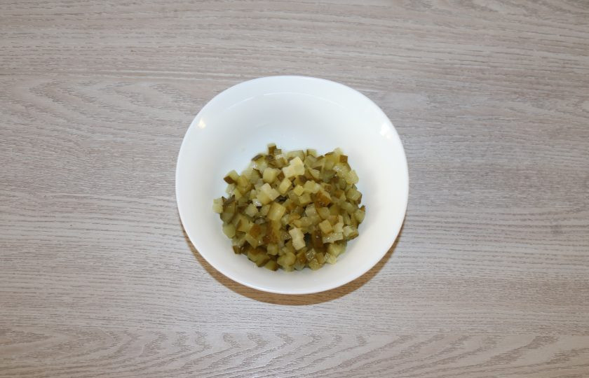 1. Этап. Салат Шикарный: Огурцы нарежьте кубиками.