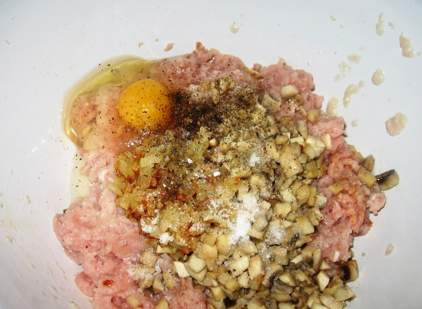 1. Этап. Котлеты по-белорусски: В емкость отправьте фарш филе индейки. Добавьте к фаршу обжаренный лук, грибы, соль, перец черный молотый, яйцо. Перемешайте.