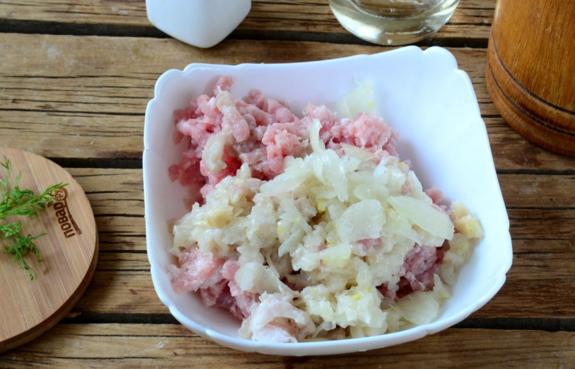 1. Этап. Брамбораки: Мясо пропустите вместе с луком через мясорубку.