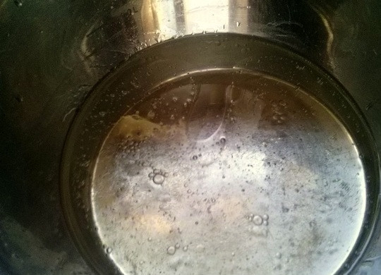 1. Этап. Манты с тыквой и мясом в мультиварке: Воду в кастрюле доведите до кипения. В кипяток добавьте соль и растительное масло.