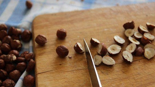 1. Этап. Туррон с фундуком: 8. Каждое ядро фундука разрезаю на 2 части.