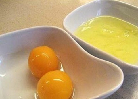 1. Этап. Салат Цезарь с майонезом: Отделить желтки от белков.