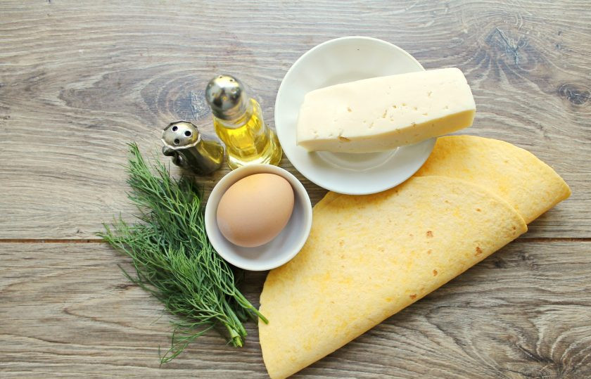 1. Этап. Яичница в лаваше Волшебный завтрак: Подготовьте все необходимые ингредиенты для приготовления яичницы в лаваше 