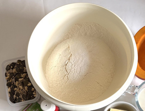 1. Этап. Тыквенный тостовый хлеб: Приготовить ингредиенты. Вес тыквы указан в чистом виде, шкурку чистить не надо, она даст красивый оранжевый цвет хлебу.