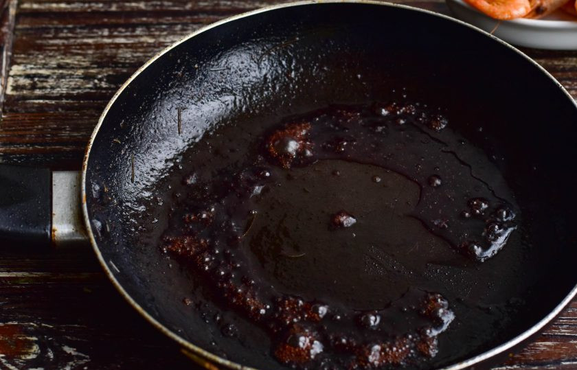 1. Этап. Креветки по-португальски: Доведите его до кипения.