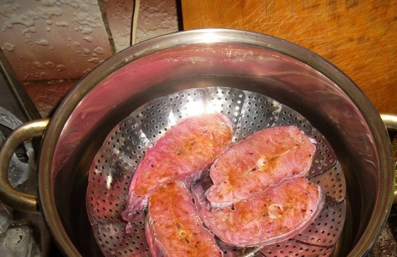 1. Этап. Сом на пару: Готовьте 30 минут в пароварке.