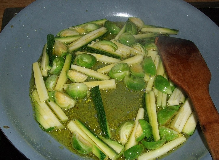 1. Этап. Баклажаны по-китайски в кляре: 4. В разогретую сковороду наливаем половину или даже две трети чашки масла. Тогда на хорошо раскалённом масле полминуты жарим морковь. Откладываем в сторону. Затем так же обжариваем кабачки с капустой.