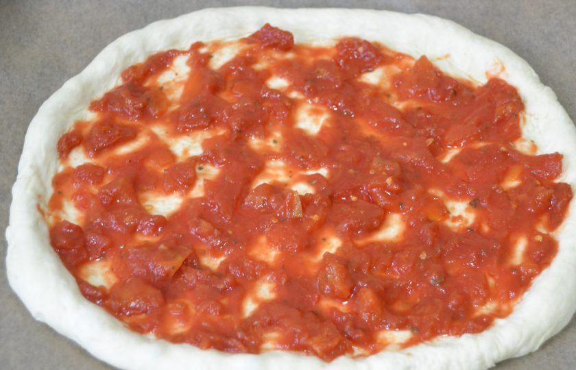 1. Этап. Пицца Пикантная: Выложите томатную пикантную смесь на тесто, разровняйте.