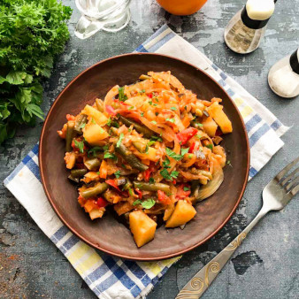 Овощное рагу с капустой и фасолью