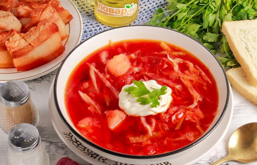 1. Этап. Борщ из печеной свеклы с вином: Разлейте горячий борщ в глубокие тарелки и подайте к столу горячим. Можно дополнить его измельченной свежей зеленью, сметаной, майонезом и нарезкой соленого сала.