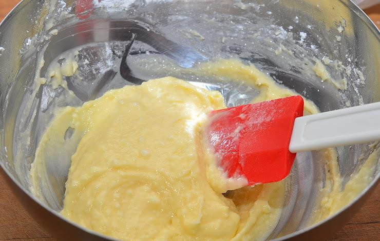 1. Этап. Шоколадно-масляный крем для тортов: Вмешиваем в образовавшуюся массу сахарную пудру. Перемешиваем.